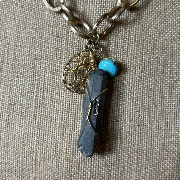 NWT Envious Chunky Gold Chained Necklace with Stone - Picture 2 of 3